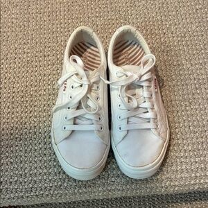 VGUC, Taos Canvas White Classic Tennis Shoe
Women’s size 7.
